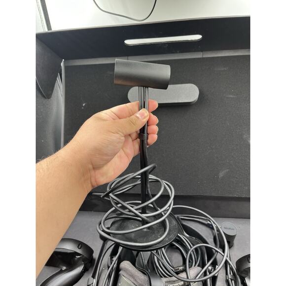 Oculus Rift CV1 Headset With 2 Base Stations And Controllers + Cable (Full Set) - Picture 13 of 16